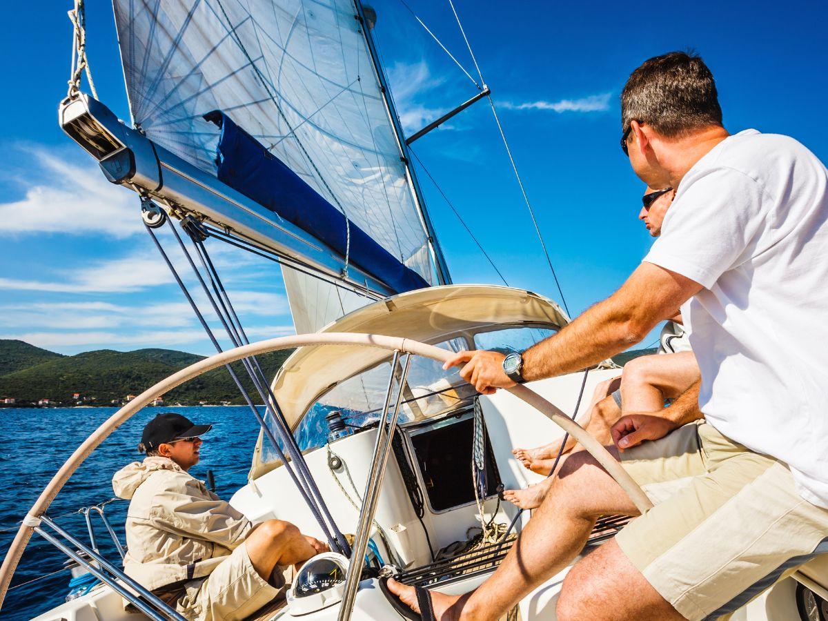 Choosing the Right Yacht: Motor Yacht, Sailing Yacht, or Catamaran?